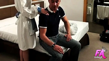 Hotel Kellnerin bläst, fickt Doggy und reitet Cowgirl