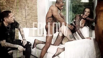 Sawyer Cassidy fickt mit Füßen und nimmt riesigen Schwanz Doggy