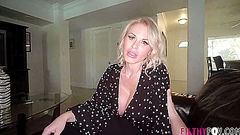 Casca Akashova fait une creampie à ma belle-mère plantureuse