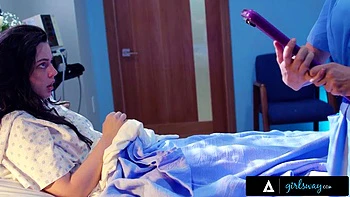 Infirmières dominantes dévorent le cul de Whitney