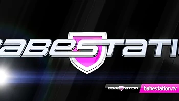 Milf ruiva sozinha com vibrador e bunda grande