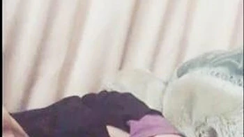 Азиатская любительница мастурбирует одна