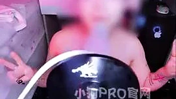 Asiática de peito e bunda grande fode forte com brinquedos