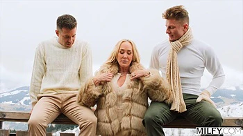 MILF-Chefin Brandi Love wird von jungen Mitarbeitern gefickt