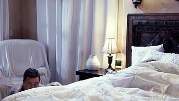 Loira jovem Destiny Cruz monta pau enorme