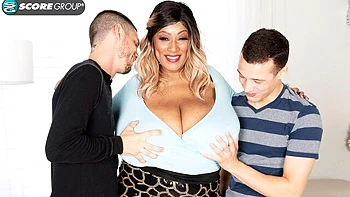 Толстая негритянка трахается сбоку с большим членом