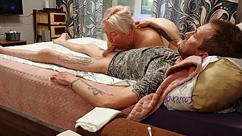 Branchement matinal avec la belle-mère - gorge profonde et sperme en bouche