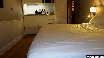 Французская любительница жестко трахнута парнем сестры в позе сзади