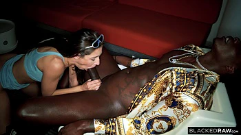 Абелла Дэнжер дико ебется на огромном черном члене