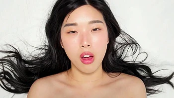 Asiatische Kimmy Kimm fickt wild mit Strap-On im Luxusbett