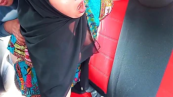 Indische Stiefmutter im Hijab gefickt im Auto