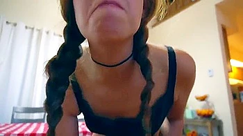 Babá ruiva cavalga loucamente, engole a porra, foda POV quente