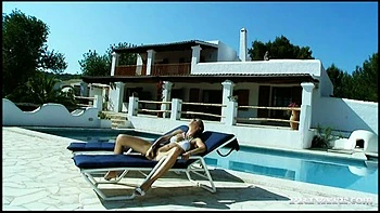 Lesbianas Eufrat y Keana Moire follan fuera con juguetes