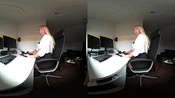 Secretaria encuentra el fetiche femdom de pies del jefe