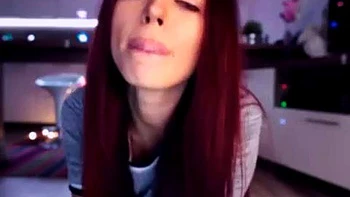 Schwitzende Amateur Babe solo masturbiert