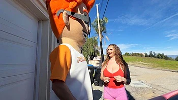 Avalon Mira suce et chevauche en levrette dans la voiture