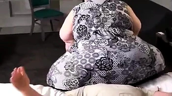 Gorda morena BBW facesitting e esmagamento de bunda em ménage