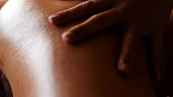 Morena traviesa se masturba tras la ducha