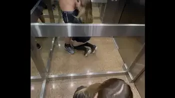 Quedo atrapada con mi vecino en el ascensor y me folla el culo anal creampie