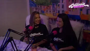 Flavia Oliver faz sexo oral em Natasha Steffens durante as gravações do California Podcast