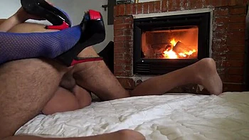 Behaarte Stiefmutter Susan Creampie Missionarsstellung am Kamin