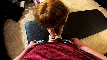 Pelirroja amateur chupa y no entra en perrito