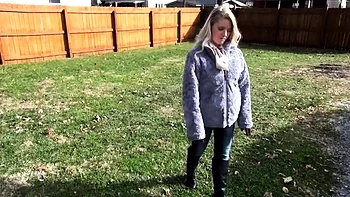 Blonde amateur se fait baiser et chatouiller en public