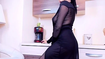 Brünette Kimora masturbiert mit Strümpfen und High Heels vor der Webcam