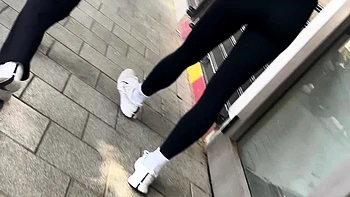 Fesses serrées et fétichisme des pieds en extérieur