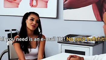 Пышногрудая MILF доктор трахает во время осмотра колена