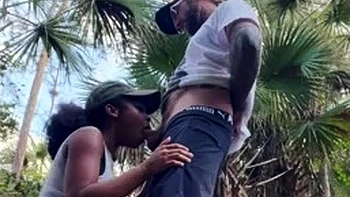 Suceuse amateur noire en extérieur POV