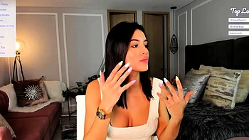 Hanna Miller desnuda muestra culo pequeño y tetas grandes