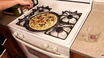 Офисная пицца вечеринка с милашкой Sinn Sage