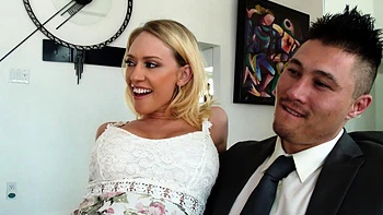 Жена Фэллон Вест пробует свинг с подростком в позе догги