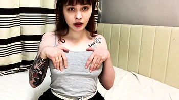 Adolescente rousse se masturbe ses gros seins en solo