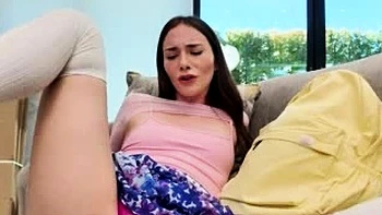 Enteada mostra buceta e dá boquete para morar junto