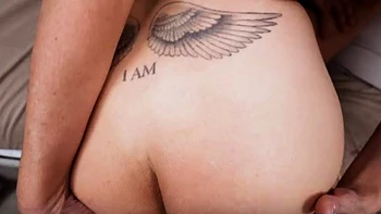 Brunette Tante fickt Doggy POV im Dreier