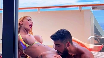 Teen morena tetona follada en el balcón