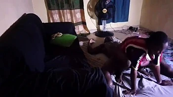 Fille afro-indienne prend grosse queue noire en levrette