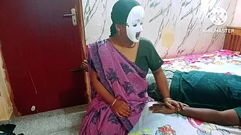 Belle-mère soigne son beau-fils blessé avec des gémissements tamouls sexy