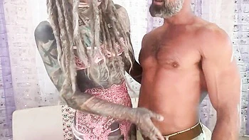 Tätowierte Lesben mit Dreadlocks ficken