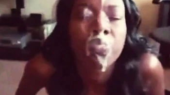 Аматорша-эбони делает огромный минет с кончей в лицо