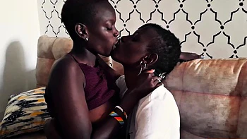 Dos lesbianas negras calientes lamen coño mojado