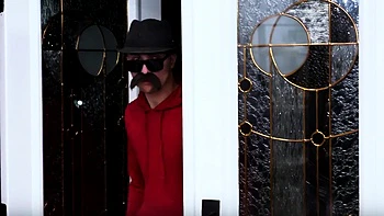 Rubia tetona y negra follando en grupo