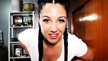 Ceara Lynch seins énormes humiliée avec un wedgie