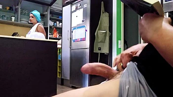 Le muestro mi polla dura a madrastra, ella se masturba