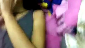 Азиатка-любительница скачет наездницей