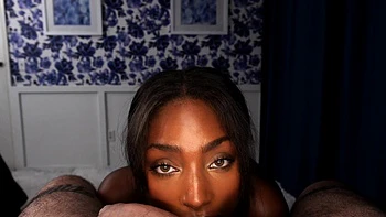 Leutre serrée et mouillée de Rhae Woods remplie de bite