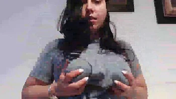 Tetas grandes amateur morena sola