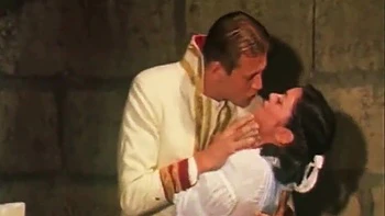 Винтажная брюнетка-горничная делает волосатый глубокий минет